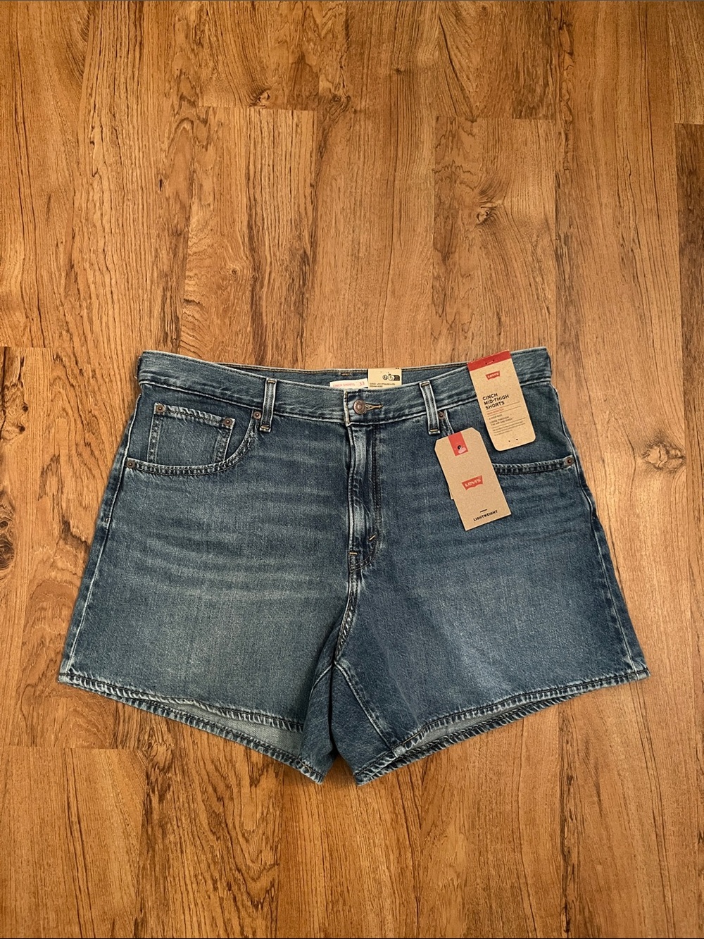 NWT Levi’s Cinch Mid-Thigh Shorts